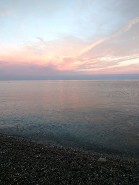 Gün batımından sonra deniz ufukta parlayan bulutlar. Deniz günbatımı. Seascape
