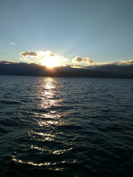 Glühende Wolken Über Dem Horizont Nach Sonnenuntergang Sonnenuntergang Meer Seenlandschaft — Stockfoto