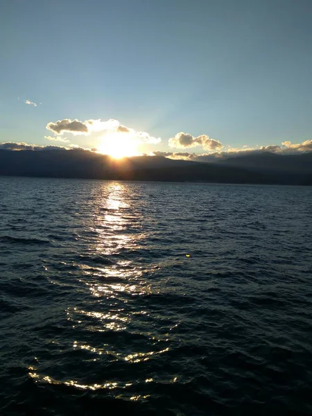 Nubes Brillantes Sobre Horizonte Marino Después Puesta Del Sol Puesta —  Fotos de Stock