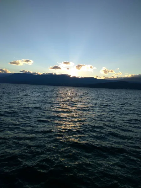 Glühende Wolken Über Dem Horizont Nach Sonnenuntergang Sonnenuntergang Meer Seenlandschaft — Stockfoto