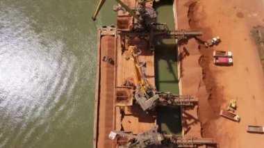 Endüstriyel kargo bağlantı noktası tabanlı işletim Tuna Nehri üzerinde havadan görünümü vinç