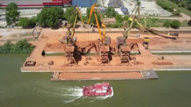 Tulcea\Romania - 23 Mayıs 2018: Vinçler Tuna Nehri, havadan görünümü üzerinde işletim sistemi çalıştıran Sanayi Kargo liman