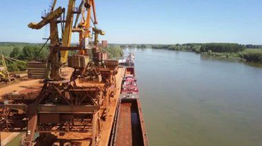 Tulcea\Romania - 23 Mayıs 2018: Vinçler Tuna Nehri, havadan görünümü üzerinde işletim sistemi çalıştıran Sanayi Kargo liman