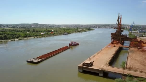 Een Schuit Geladen Met Ore Aan Donau Luchtfoto — Stockvideo