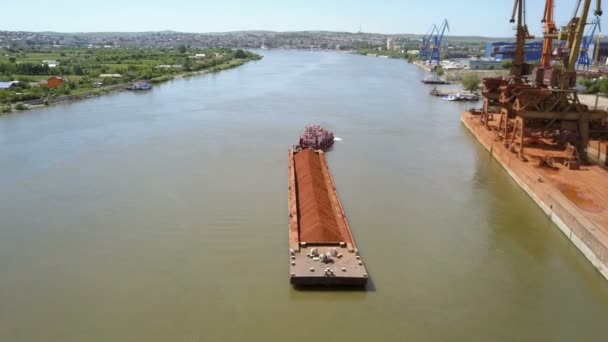 在多瑙河上装载矿石的驳船 鸟瞰图 — 图库视频影像