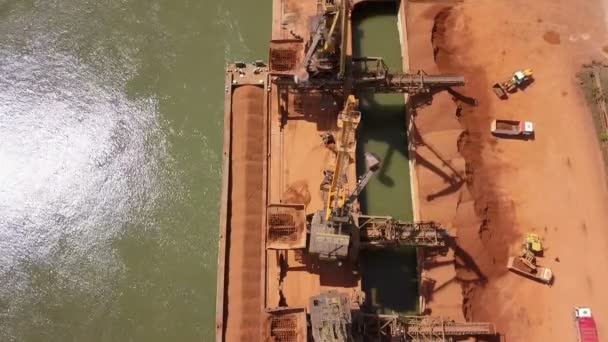 Pelabuhan Kargo Industri Dengan Derek Operasi Sungai Danube Pandangan Udara — Stok Video