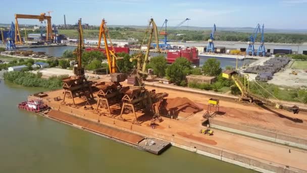Tulcea 罗马尼亚 2018年5月23日 在多瑙河上经营起重机的工业货运港口 鸟瞰图 — 图库视频影像