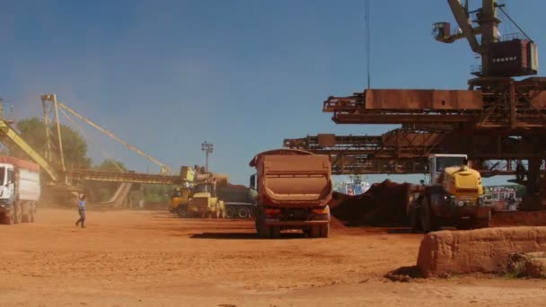 Tulcea 罗马尼亚 2018年5月23日 工业货运港口与轮式装载机装载矿石在转储卡车 时间失效 — 图库视频影像