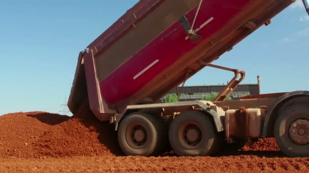 Dumper Caminhão Descarga Minério Para Fábrica — Vídeo de Stock
