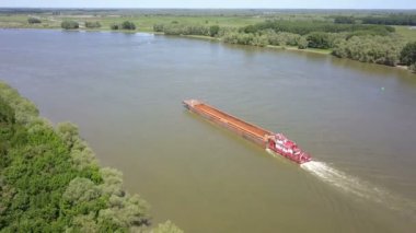 Boş kargo gemisi river Danube, havadan görünümü üzerinde