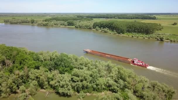 Άδειο Φορτηγό Πλοίο Στον Ποταμό Δούναβη Αεροφωτογραφία — Αρχείο Βίντεο