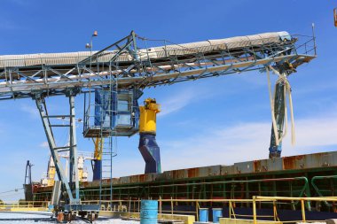 Konveyör bant cevheri bir capesize toplu taşıyıcı yükleme