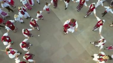 Tulcea, Romanya - Ağustos 08: Dostluk dans (havadan görünümü) Uluslararası Folklor Festivali çocukları ve gençleri - altın balık üzerinde 08 Ağustos 2018 Tulcea, Romanya.