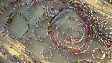 Tulcea, Romanya - Ağustos 08: Dostluk dans (havadan görünümü) Uluslararası Folklor Festivali çocukları ve gençleri - altın balık üzerinde 08 Ağustos 2018 Tulcea, Romanya.