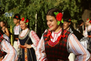 Tulcea, Romanya - Ağustos 08: Bulgar dansçı çocuk ve gençlik - altın balık üzerinde 08 Ağustos 2018 Tulcea, Romanya için Uluslararası Folklor Festivali geleneksel kostüm.
