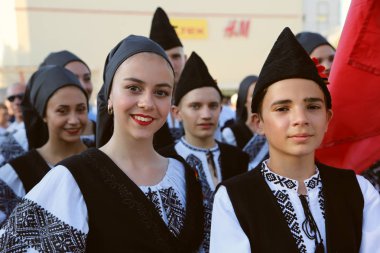 Tulcea, Romanya - Ağustos 08: Uluslararası Folklor Festivali çocukları ve gençleri - altın balık üzerinde 08 Ağustos 2018 Tulcea, Romanya'da geleneksel kostümleri dansçılar Romen Grup.