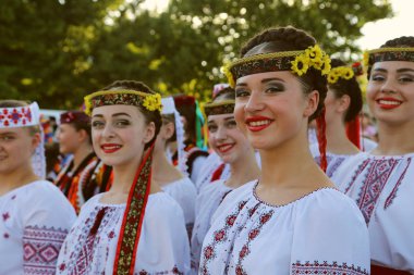 Tulcea, Romanya - Ağustos 08: Uluslararası Folklor Festivali çocukları ve gençleri - altın balık üzerinde 08 Ağustos 2018 Tulcea, Romanya'da geleneksel kostümleri dansçılar Ukrayna Grup.