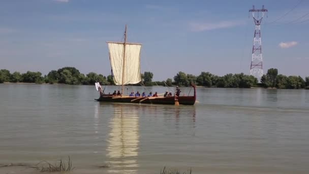 Isaccea 罗马尼亚 8月12日 Liburna 罗马军舰在多瑙河河在项目 重温历史 的第三个编辑在2018年8月12日在 Isaccea 罗马尼亚 — 图库视频影像