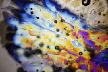 Polarize ışık mikroskobunda eriyen buz kristalleri