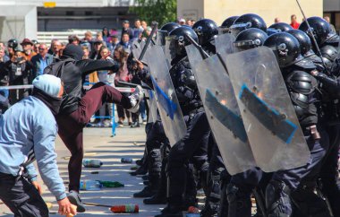 Tulcea, Romanya - 28 Nisan: 28 Nisan 2017 Tulcea, Romanya'da bir isyan kontrol egzersiz sırasında isyan Jandarma protestocular çatışma