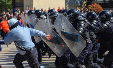 Tulcea, Romanya - 28 Nisan: 28 Nisan 2017 Tulcea, Romanya'da bir isyan kontrol egzersiz sırasında isyan Jandarma protestocular çatışma