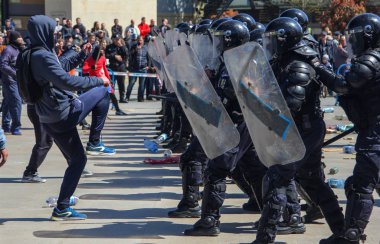 Tulcea, Romanya - 28 Nisan: 28 Nisan 2017 Tulcea, Romanya'da bir isyan kontrol egzersiz sırasında isyan Jandarma protestocular çatışma