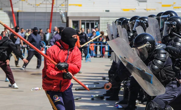 Tulcea, Romanya - 28 Nisan: 28 Nisan 2017 Tulcea, Romanya'da bir isyan kontrol egzersiz sırasında isyan Jandarma protestocular çatışma