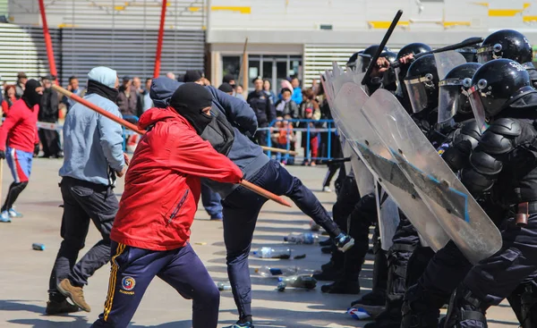 Τουλσέα Ρουμανία Απριλίου Διαδηλωτές Σύγκρουση Την Χωροφυλακή Ταραχών Κατά Διάρκεια — Φωτογραφία Αρχείου