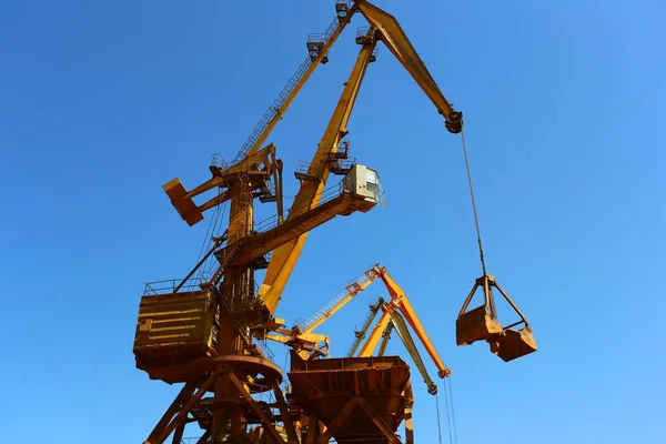 Tuna Nehri üzerinde çalışan vinçler ile endüstriyel kargo portu