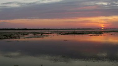 Tuna Deltası'nda bir gölde güzel bir gün doğumu