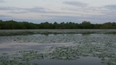 Tuna Deltası'nda şafak vakti ağları kontrol balıkçılar