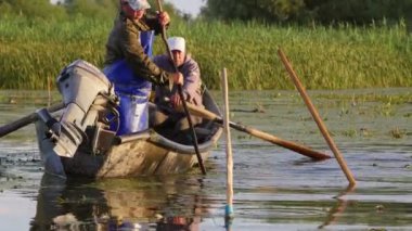 Tuna Deltası, Romanya - 16 Haziran 2019: Tuna Deltası'nda şafak vakti ağları kontrol ediyor