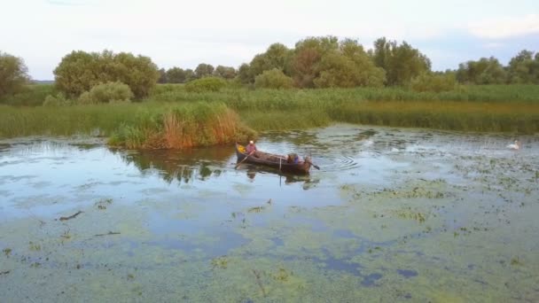 Donaudelta Rumänien Juni 2019 Fischer Kontrollieren Netze Morgengrauen Donaudelta Luftaufnahme — Stockvideo
