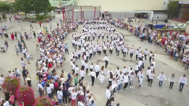 罗马尼亚多瑙河三角洲 2019年6月24日 罗马尼亚民族服装世界日 人们在公共广场上跳舞庆祝 — 图库视频影像