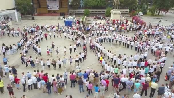 罗马尼亚多瑙河三角洲 2019年6月24日 罗马尼亚民族服装世界日 人们在公共广场上跳舞庆祝 — 图库视频影像