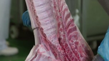 Et işleme fabrikasında et kesen kasap
