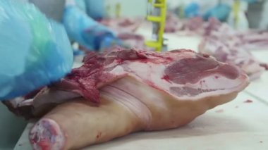 Et işleme fabrikasında et kesen kasap