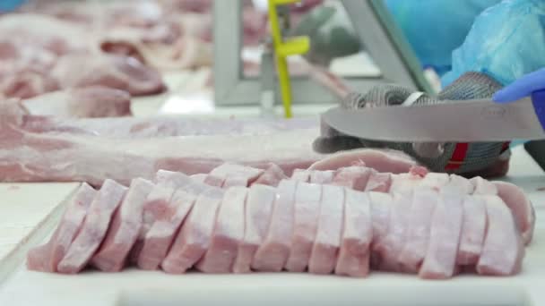 Açougueiro Que Corta Carne Uma Fábrica Processamento Carne — Vídeo de Stock