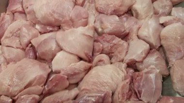 Et işleme fabrikasında et kıyma makinesi öğütme