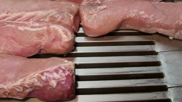 食肉加工工場における豚肉の塩水注入 — ストック動画