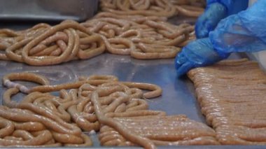 Et işleme fabrikasında sosis üretimi