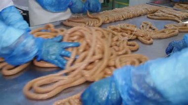 Et işleme fabrikasında sosis üretimi