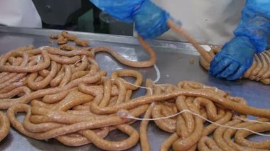 Et işleme fabrikasında sosis üretimi