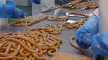 Et işleme fabrikasında sosis üretimi