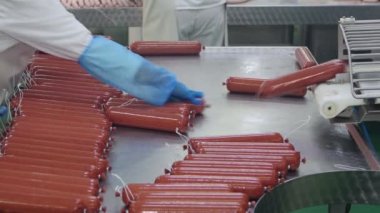 Bir et işleme fabrikasında sosis (salam) imalatı