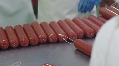 Bir et işleme fabrikasında sosis (salam) imalatı