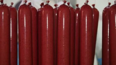 Taze sosis (salam) bir et işleme fabrikasında raflara yerleştirilir