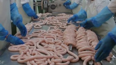 Et işleme fabrikasında sosis üretimi