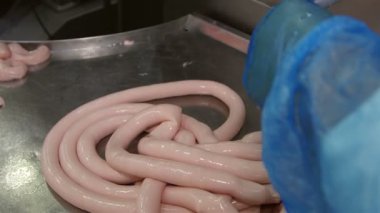 Et işleme fabrikasında sosis üretimi
