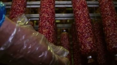 Bir et işleme fabrikasında iştah açıcı füme sosis (salam)